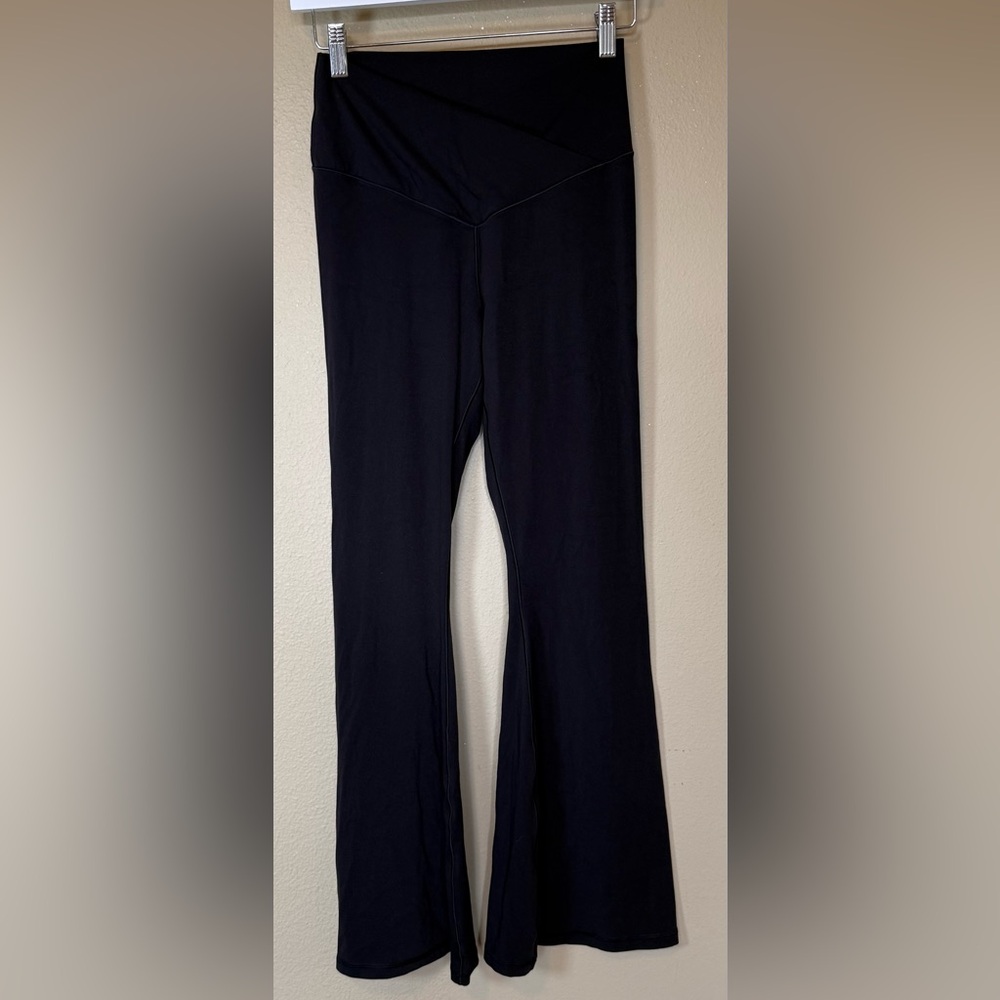 OFFLINE By Aerie Real Me High Waisted Crossover Flare Legging Size Large Short - Picture 3 of 6